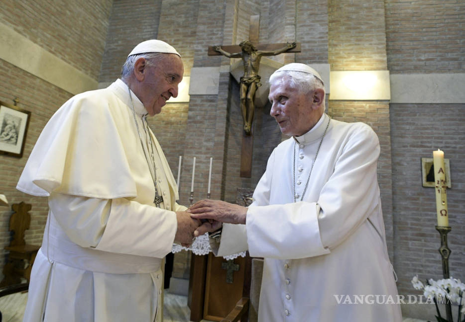 $!Benedicto XVI pide retirar su firma del polémico libro que defiende celibato