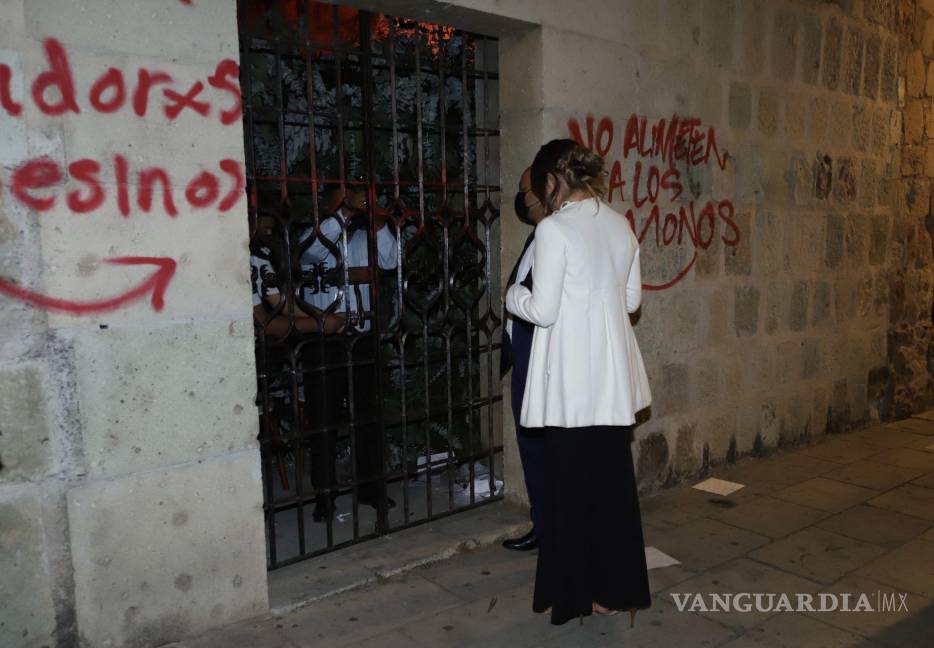 $!Invitados a la boda de la exlideresa sindical Elba Esther Gordillo y el abogado Luis Antonio Lagunas Gutiérrez llegan a donde se celebró la ceremonia religiosa, después de que manifestantes de la sección 22.