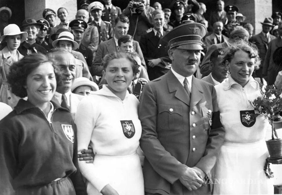 $!Hitler posa junto a las medallistas de la prueba olímpica de lanzamiento de jabalina, en 1936.