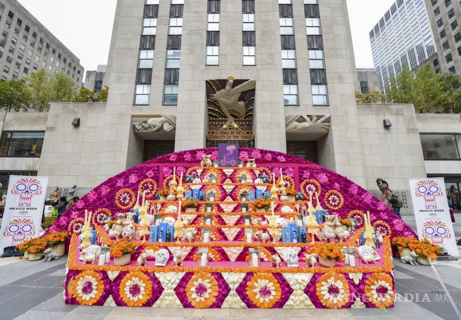 $!Como parte de la Semana de México: Día de Muertos en el Rockefeller Center, una “ofrenda”, un altar tradicional, está dedicada a los trabajadores esenciales de la ciudad de Nueva York que perdieron la vida durante la pandemia de Covid-19 en Nueva York. AP/Diane Bondareff/Images for Tishman Speyer