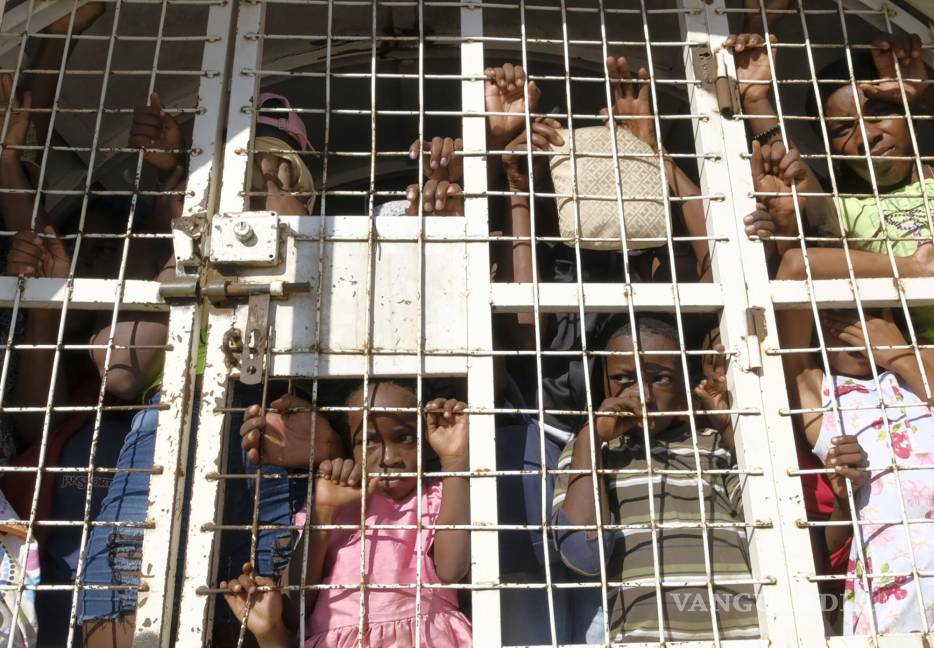 $!Haitianos detenidos a la espera de ser deportados en República Dominicana, y Haití, el 11 de octubre de 2023.