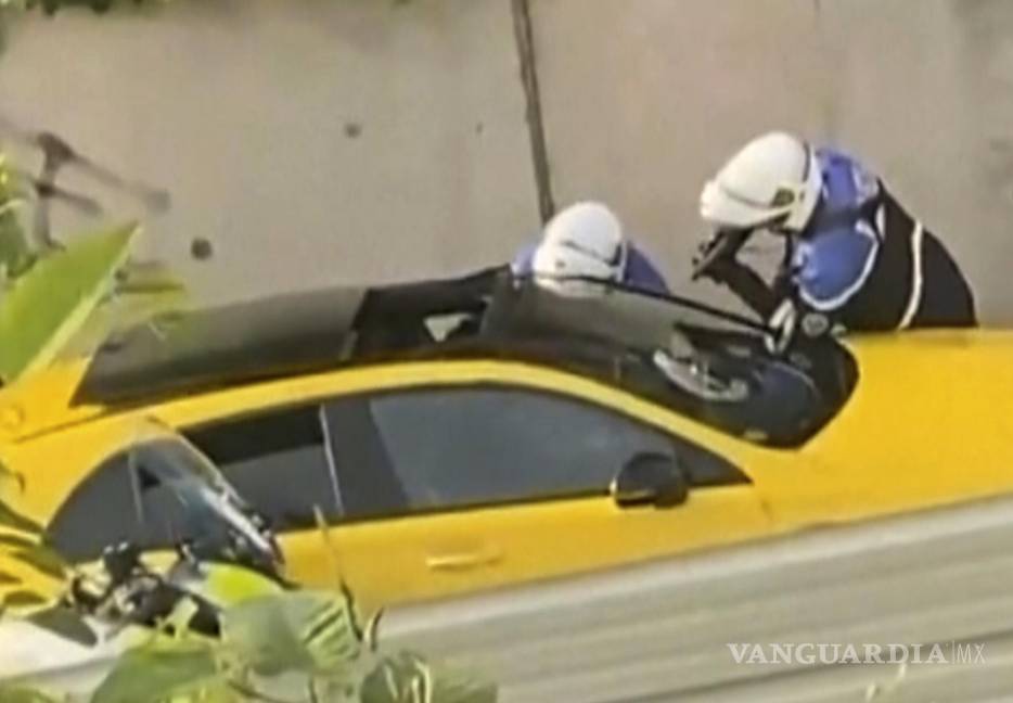 $!En esta imagen, dos policías interrogan a un conductor en Nanterre, Francia. Un policía fue detenido por la muerte a tiros del conductor del vehículo, de 17 años.
