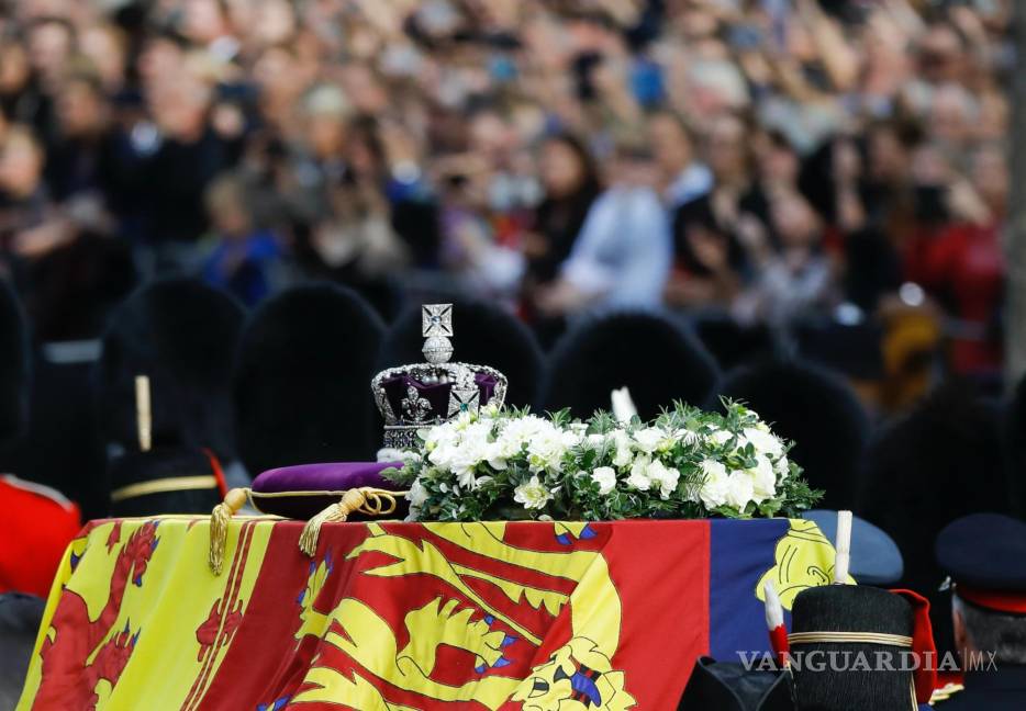 $!El ataúd con el cuerpo de la Reina Isabel II, envuelto en el estandarte real con la Corona del Estado Imperial en la parte superior.