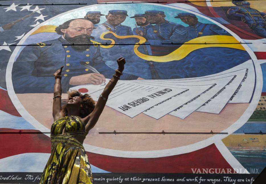 $!La bailarina Prescylia Mae durante una ceremonia de inauguración del enorme mural “Igualdad absoluta” en el centro de Galveston, Texas, el 19 de junio de 2021.