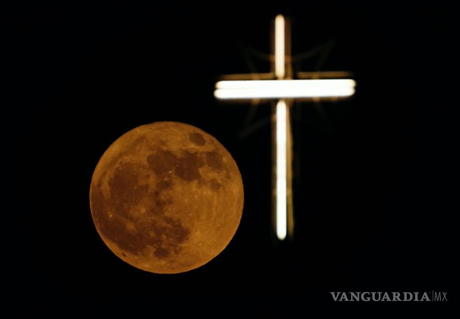 $!La luna llena se eleva sobre la cruz de la Iglesia de San José en Bagdad, Irak.
