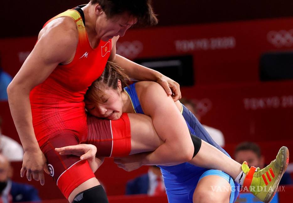 $!Yukako Kawai de Japón (azul) en acción con Aisuluu Tynybekova de Kirguistán (rojo) durante el partido final de 62 kg de estilo libre femenino en los eventos de lucha libre de los Juegos Olímpicos de Tokio 2020. EFE