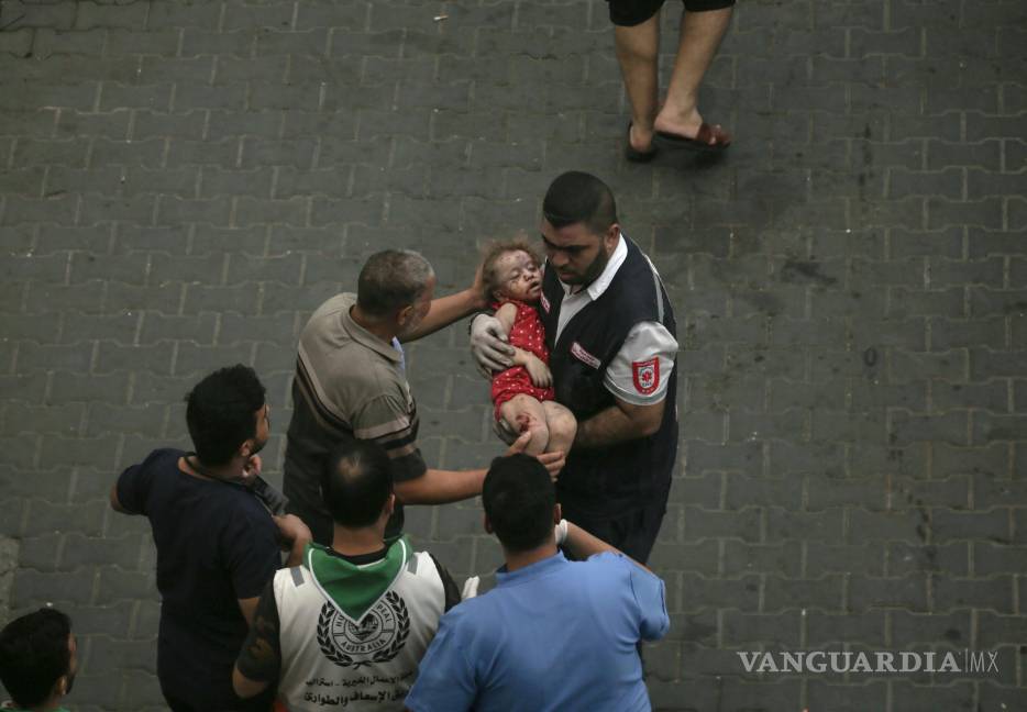 $!Palestinos cargan a un niño herido en el hospital Al-Shifa en la ciudad de Gaza
