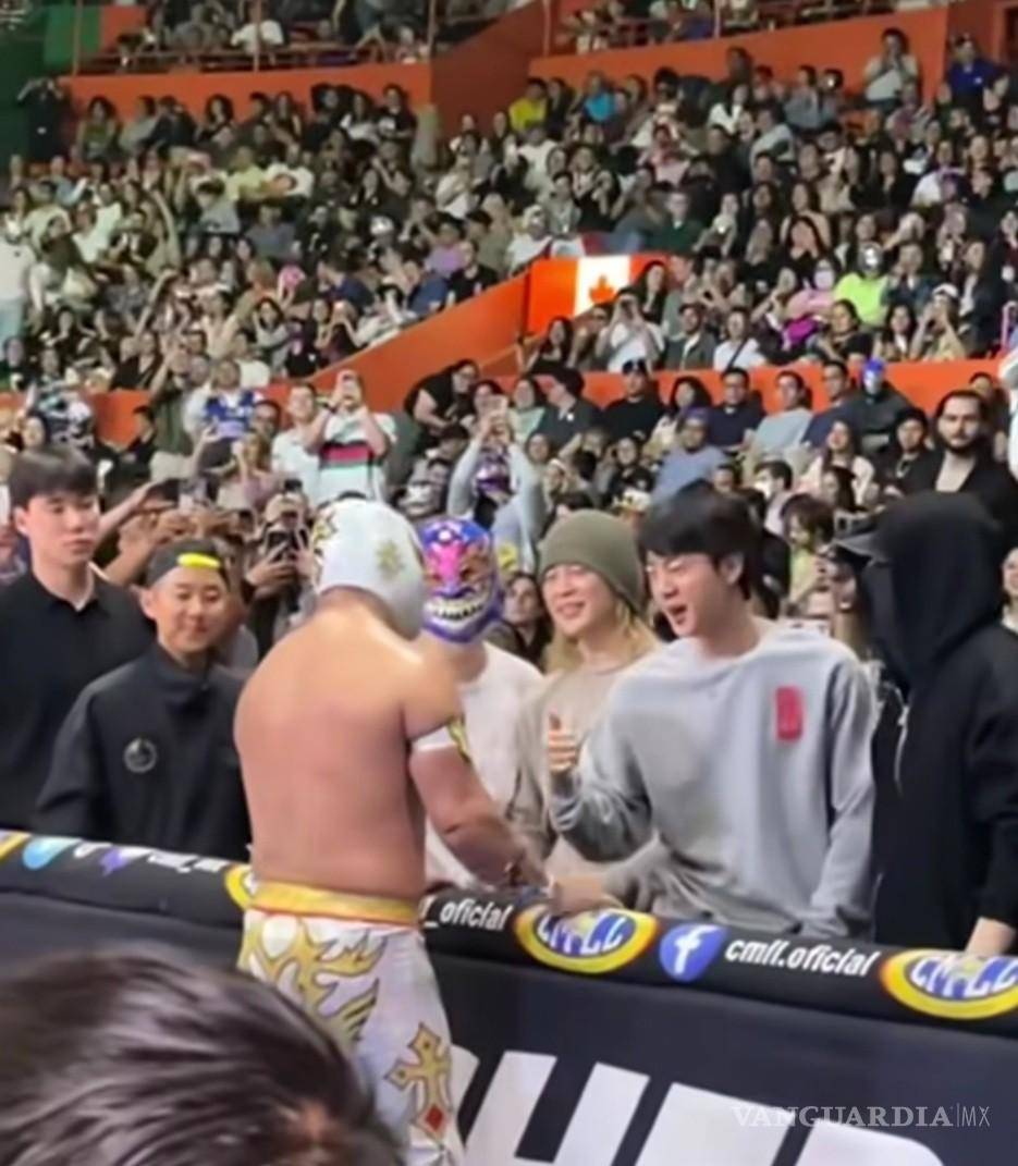 $!BTS sorprende en Arena México; Jimin, Jin y Suga disfrutan función de lucha libre con Místico