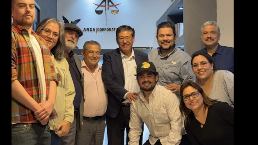 Integrantes de la Asociación Venustiano Carranza: Lic. Alejandro Carranza, la Profra. Acacia de Carranza, el Ing. Alejandro Carranza, el Lic. Enrique Neávez, el C.P. José Trinidad Pérez, el Lic. Alberto Cázares, C. Baltazar Borrego, Gabriela Moya, Ma. Emma Orozco y Brandon Cázares.
