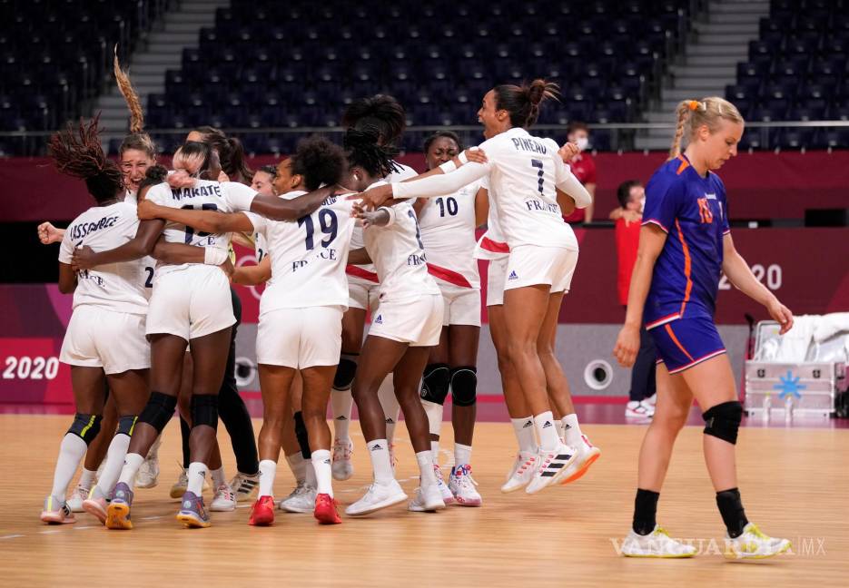 $!Las jugadoras de Francia celebran tras ganar el partido de cuartos de final de balonmano femenino entre Francia y Holanda en el Tokio 2020. EFE