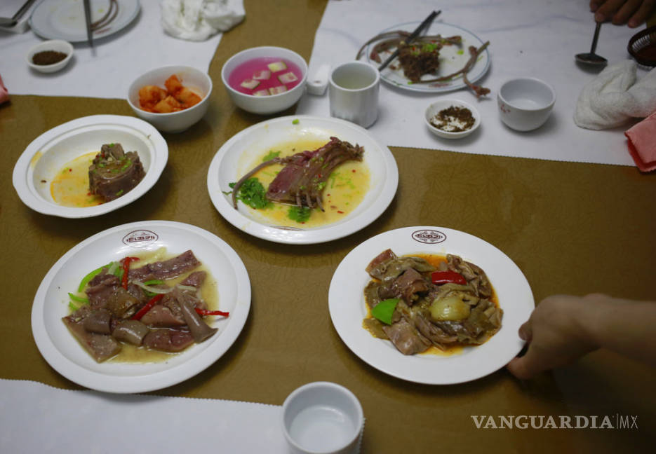 $!Norcoreanos comen carne de perro para combatir el calor