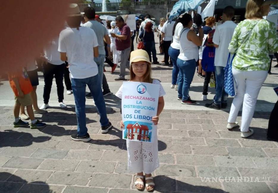 $!En la imagen, una menor sostiene una pancarta en la que rechaza la distribución de los nuevos Libros de Texto gratuitos de la SEP