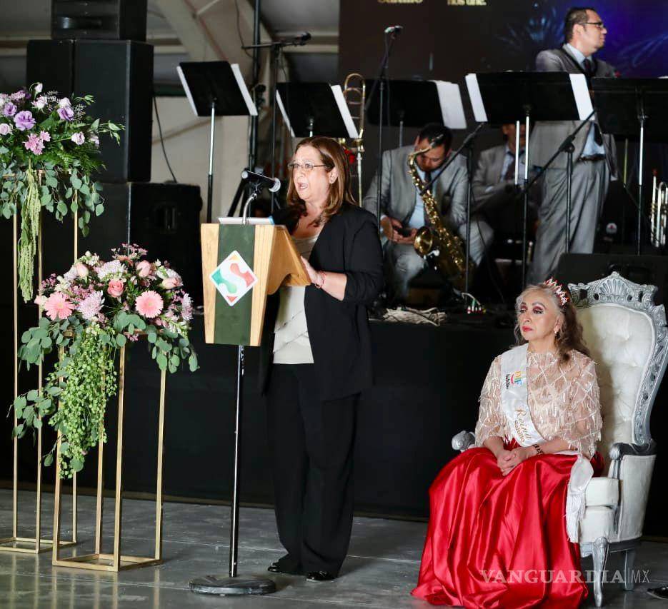 $!Corona Municipio y DIF Saltillo a María Trinidad como reina de los adultos mayores