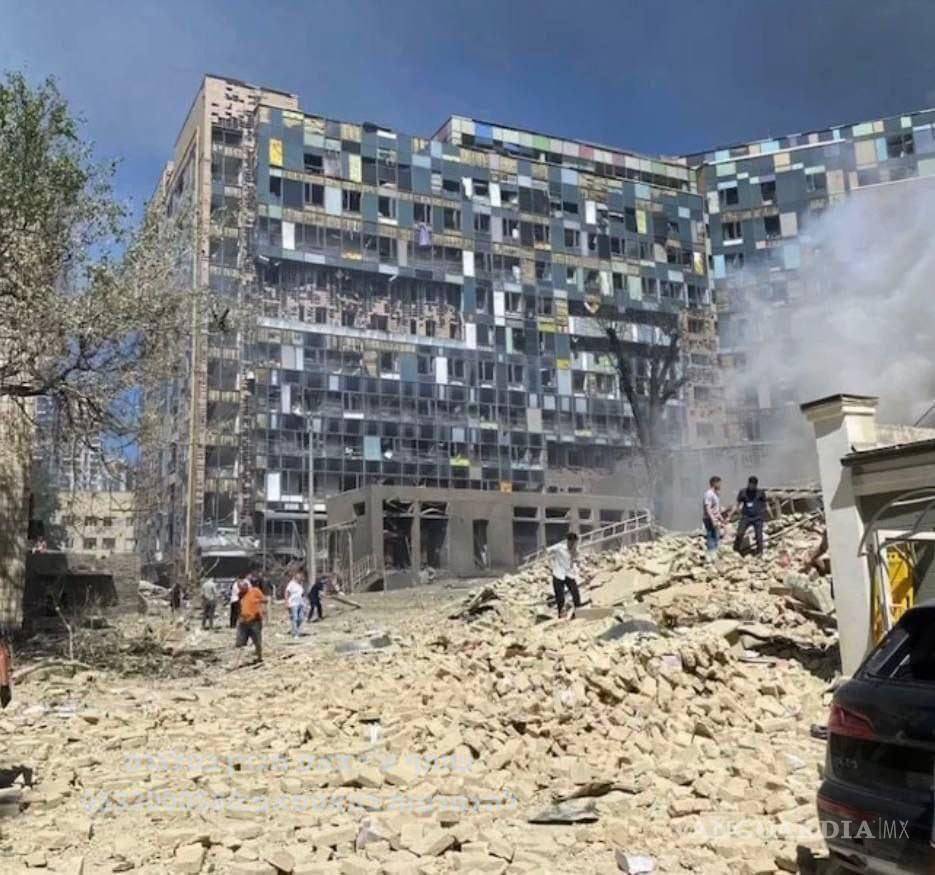 $!Rusia ataca con misiles a Ucrania y destruye hospital infantil, mueren al menos 31 personas