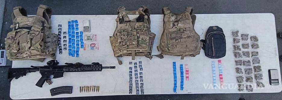 $!Un saldo de un hombre abatido, 10 detenidos, entre ellos una mujer, dejó un enfrentamiento entre autoridades y civiles armados en Lampazos de Naranjo y Montemorelos, Nuevo León.