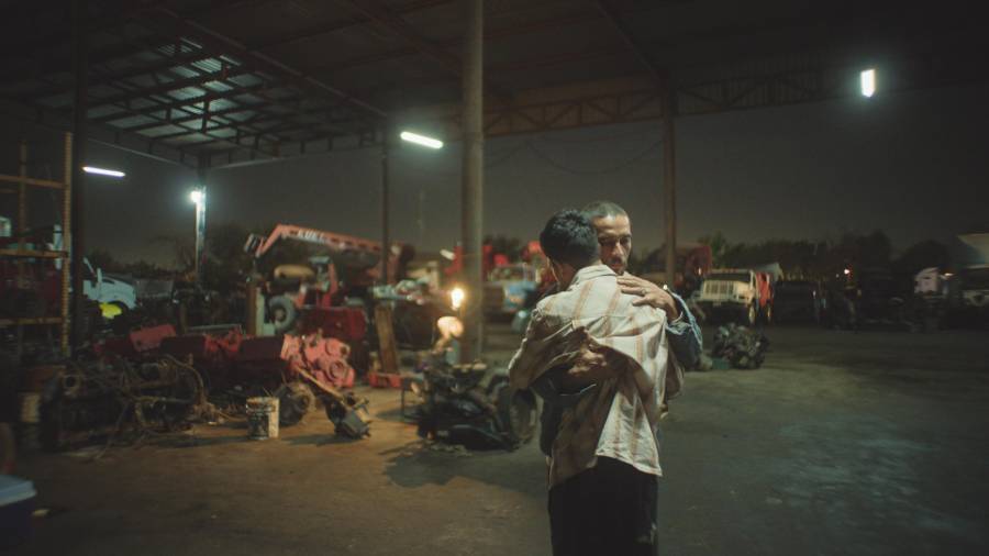 ‘En el camino’ de David Pablos busca la belleza de las relaciones entre hombres en el norte de México