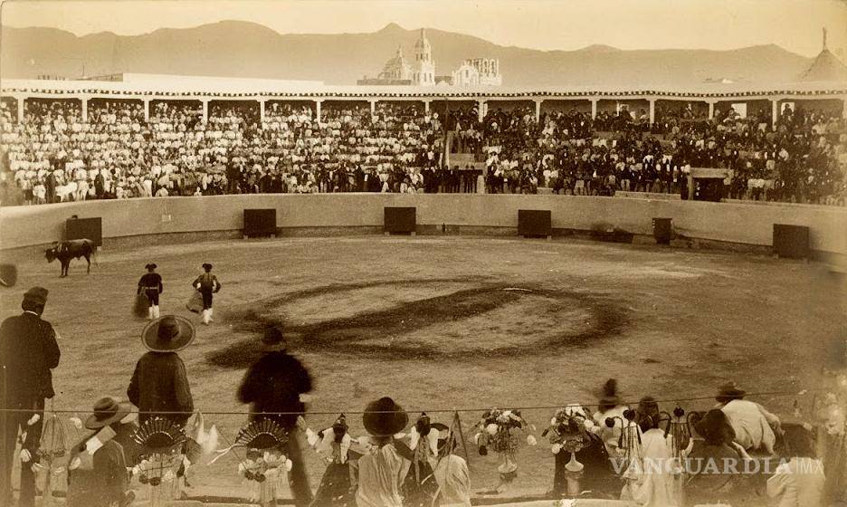 $!Plaza de Toros de Tlaxcala, nótese al fondo la torre de catedral aún sin terminar.