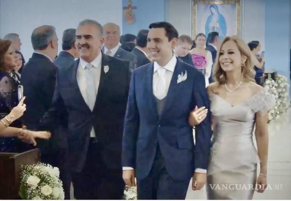 $!César Garza Arredondo flanqueado por sus padres, el día de su boda.