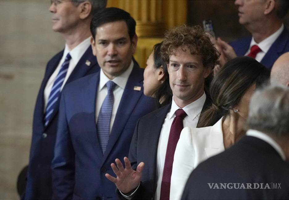 $!El director ejecutivo de Facebook, Mark Zuckerberg (derecha), seguido por el candidato a secretario de Estado, Marco Rubio, llega al Capitolio.