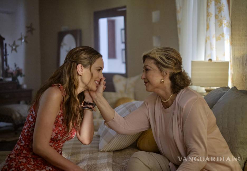 $!Jacky Bracamontes, a la izquierda, y Angélica María en una escena de Una Navidad no tan padre. AP/Netflix