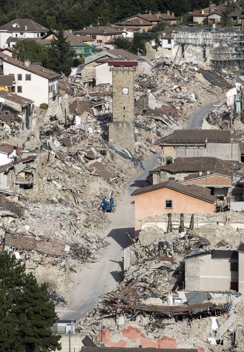 $!Cuando se cumple un año del sismo, Amatrice sigue destruida