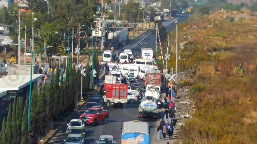 Algunas de las principales vialidades del Estado de México y la Ciudad de México se ven afectadas por el mega bloqueo de transportistas.