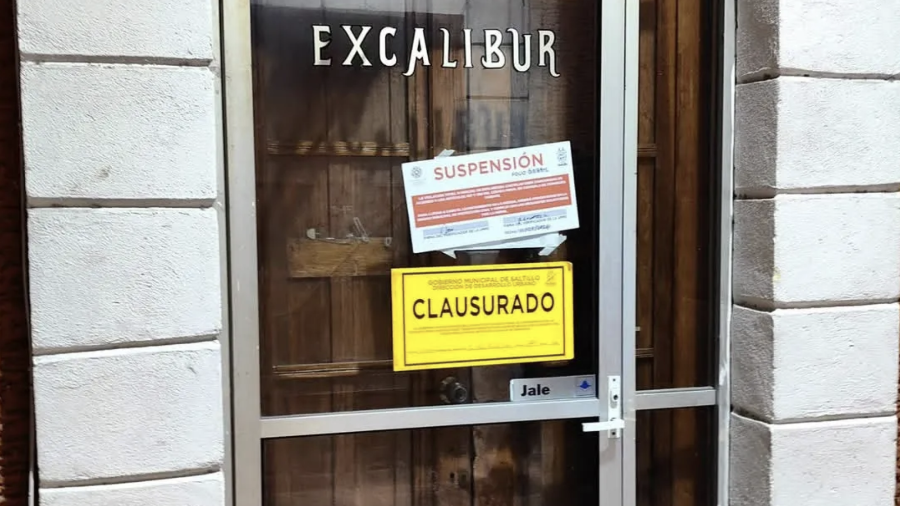 El bar Excalibur fue clausurado por irregularidades en materia de Protección Civil, Desarrollo Urbano y funcionamiento.