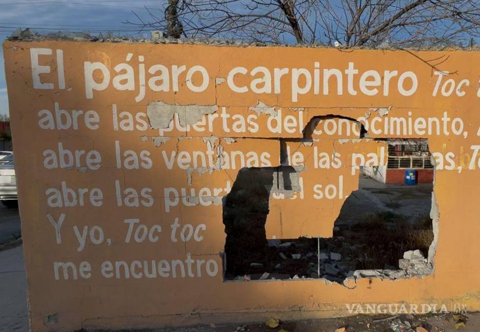 Auto se impacta contra muro de escuela, en Saltillo