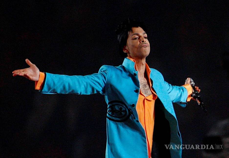 $!El cantante Prince durante su actuación en el descanso del partido de la Super Bowl en 2007, en Miami, Florida. EFE/Paul Buck