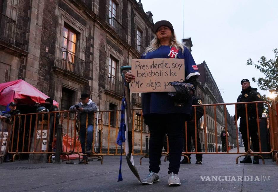 $!Ceci Patricia Flores acudió al Palacio Nacional para hacer entregar a AMLO una pala con la que realiza las labores de búsqueda de personas desaparecidos.
