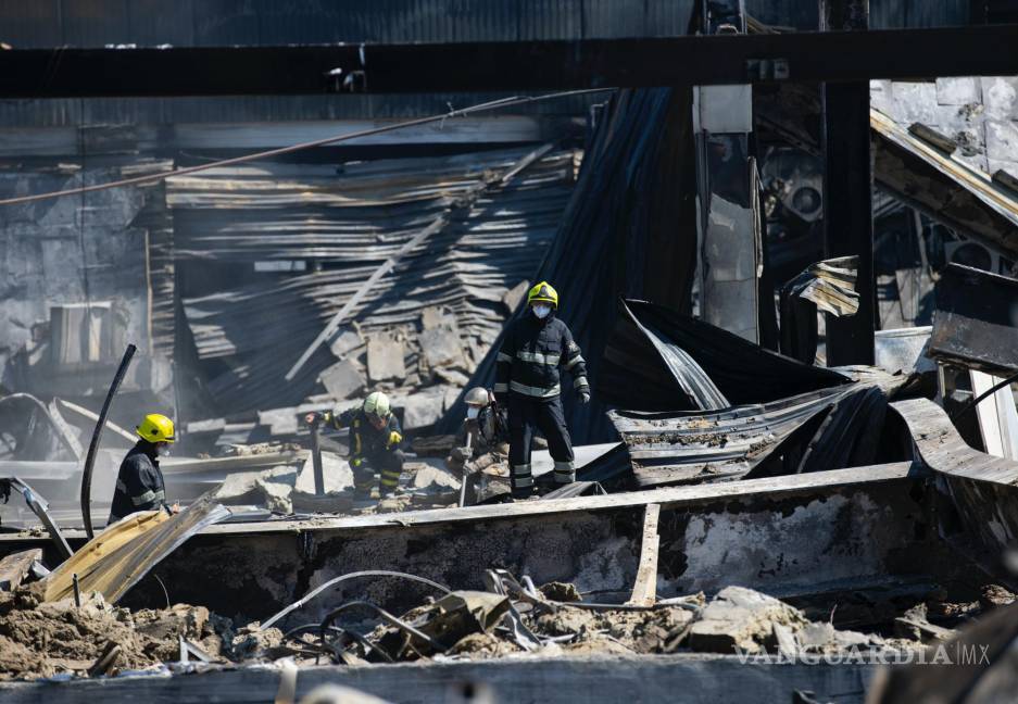 Rescatistas buscan víctimas en centro comercial ucraniano bombardeado por Rusia