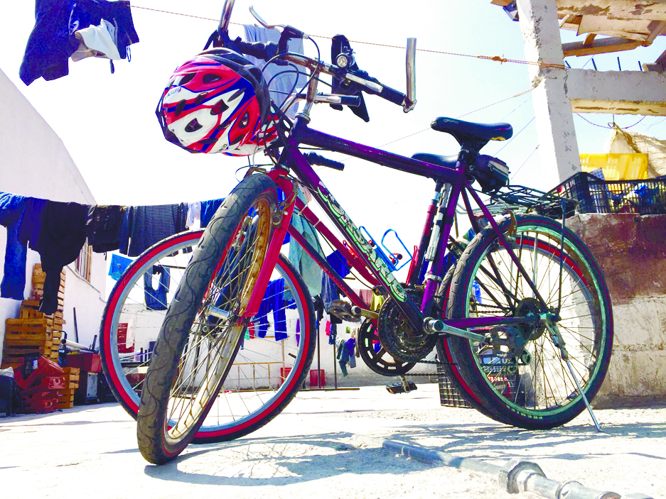 $!Migrante recorre 3 países en bicicleta