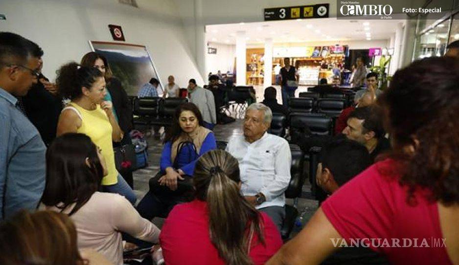 $!Mujer le dice a su marido celoso que está con el presidente en el aeropuerto; él no le cree y Obrador le contesta