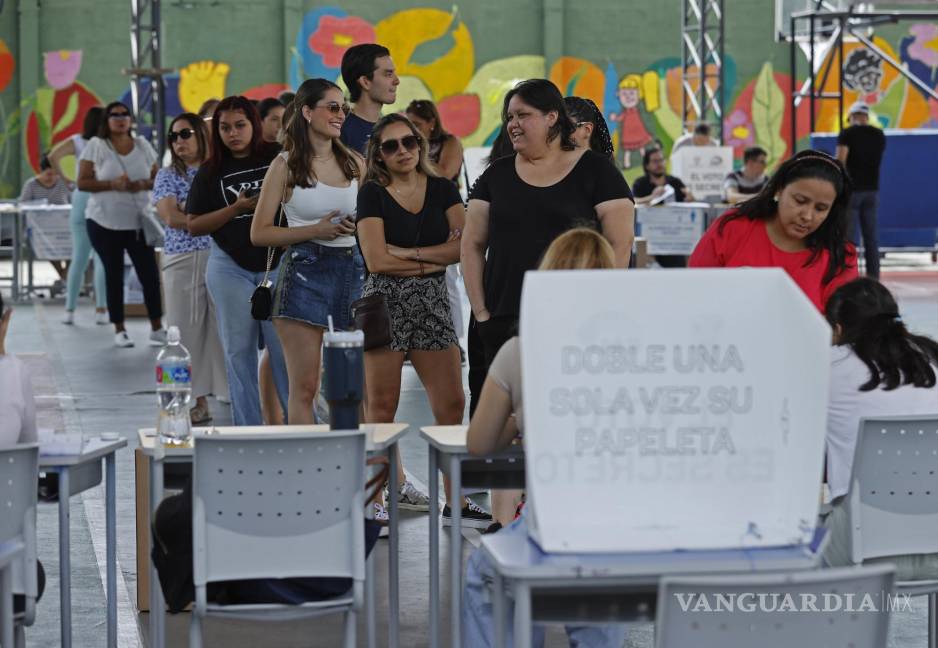 $!Ciudadanos acuden a votar durante la jornada de elecciones generales en Ecuador.