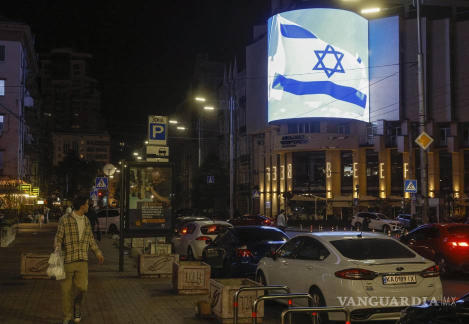 $!Banderas israelíes en pantallas publicitarias digitales en las calles de la capital ucraniana como muestra de solidaridad con el pueblo israelí.