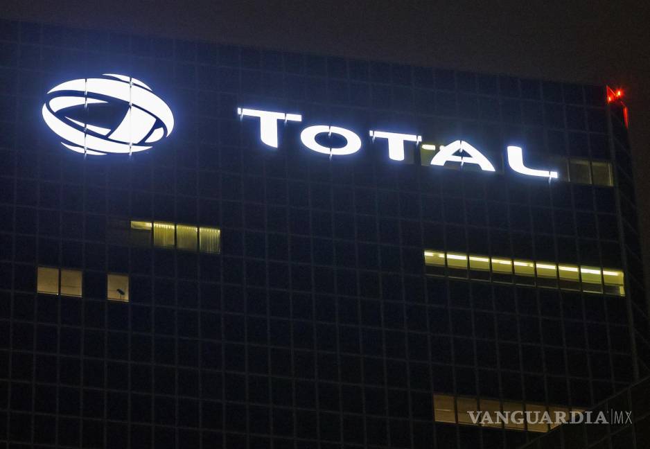 $!En esta fotografía de archivo del 12 de octubre de 2016 se ve el logotipo de la compañía francesa Total SA en sus oficinas generales en París. AP/Michel Euler
