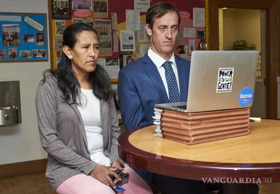 $!La activista mexicana Jeanette Vizguerra (i) y su abogado, Hans Meyer (d), en 2017.