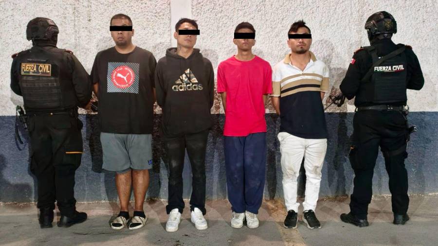 Policías de Fuerza Civil detuvieron a cuatro hombres con armas largas, cargadores y droga en la colonia Unión de Guadalupe tras un operativo