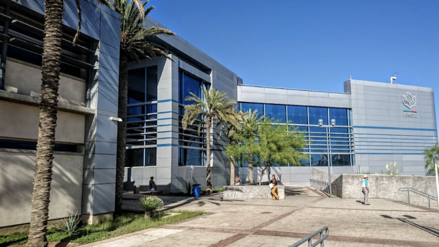 El hombre de 66 años fue trasladado al área de Urgencias del Hospital del ISSSTE, donde permanecía bajo observación médica debido a las lesiones que presentaba.