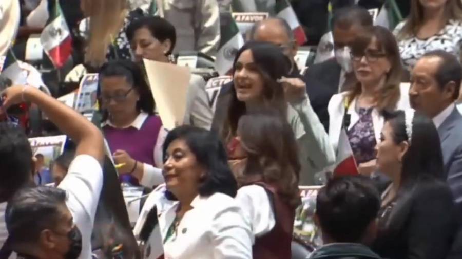 La solicitud fue presentada por la legisladora por Chihuahua Andrea Chávez, mientras el Partido del Trabajo requirió que también se excuse la perredista Edna Gisel.