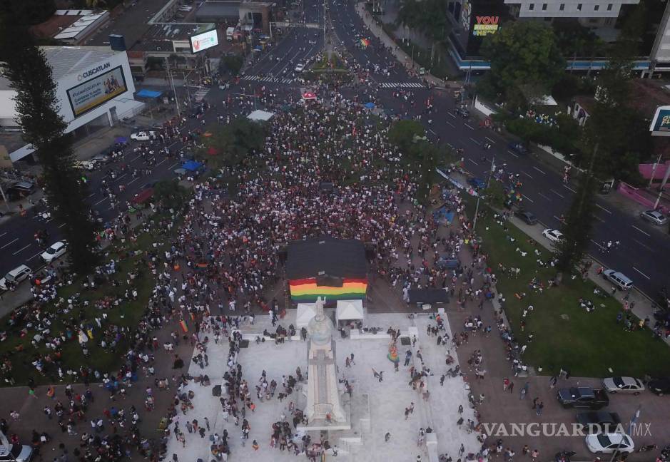 $!La Marcha del Orgullo tras su arribo a la plaza al Divino Salvador del Mundo, en San Salvador, El Salvador.
