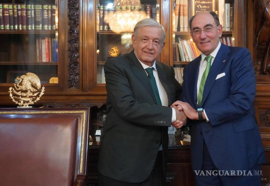 $!El mandatario mexicano, Andrés Manuel López Obrador (i), saluda al presidente ejecutivo de Iberdrola, Ignacio Galán (d) en el Palacio Nacional.