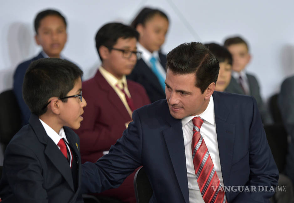 $!Fernando Daniel, el niño saltillense ganador de la Olimpiada Nacional del Conocimiento, es reconocido en Los Pinos por Peña Nieto