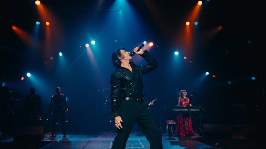 (L to R) Hugh Jackman as Mike Sardina and Kate Hudson as Claire Stengl in director Craig Brewer's SONG SUNG BLUE, a Focus Features release. Credit: Courtesy of Focus Features © 2025 All Rights Reserved.