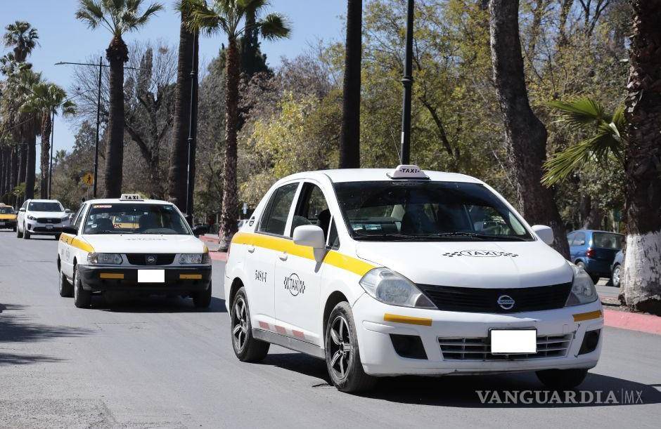 $!El gobierno y las organizaciones de taxis buscan digitalizar el servicio para adaptarse a la competencia con apps y mejorar eficiencia.