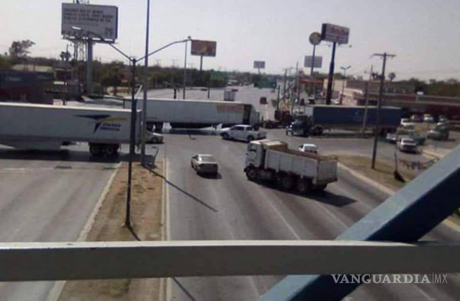 $!Incendian vehículo durante 'narcobloqueo' en Nuevo Laredo