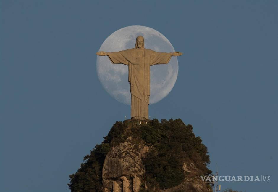 $!Fotografía de archivo fechada el 5 de agosto de 2020 que muestra la luna detrás de la estatua del Cristo Redentor, en Río de Janeiro (Brasil). EFE/Antonio Lacerda