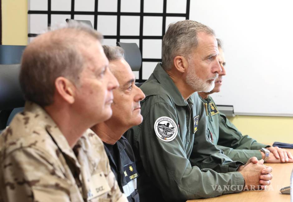 $!Felipe VI desde la Base Aérea de Gando, en Gran Canaria, en una videoconferencia con la UME para conocer la situación en las zonas afectadas por las inundaciones.