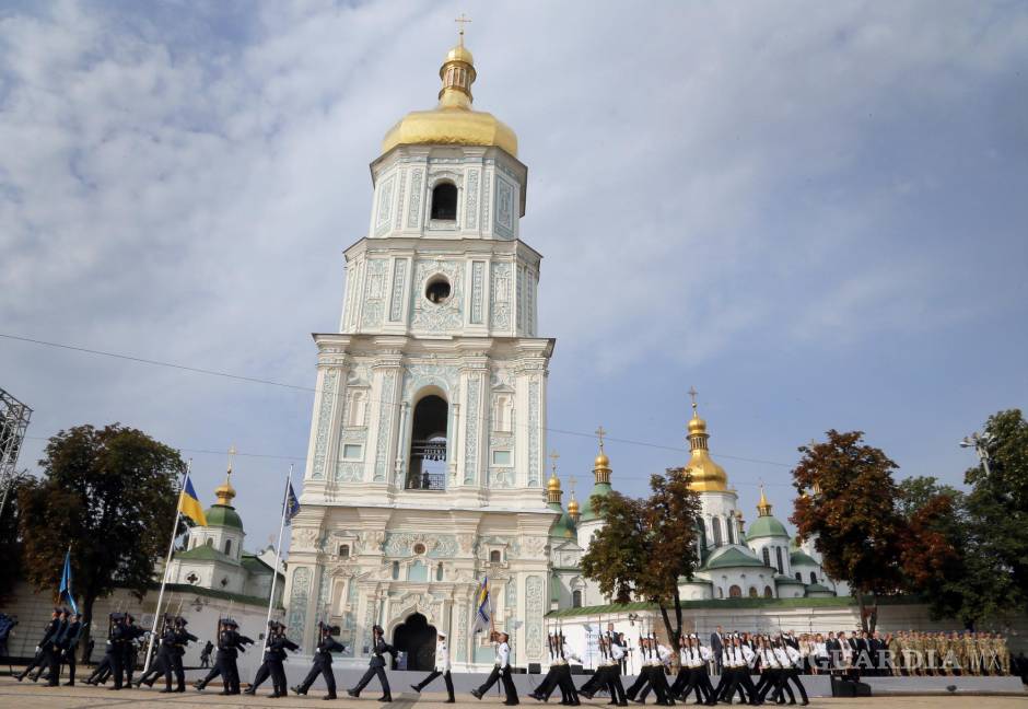 $!Soldados de la guardia de honor marchan frente al presidente Petro Poroshenko, al fondo, frente al la Catedral de Santa Sofía en Kiev. AP/Efrem Lukatsky