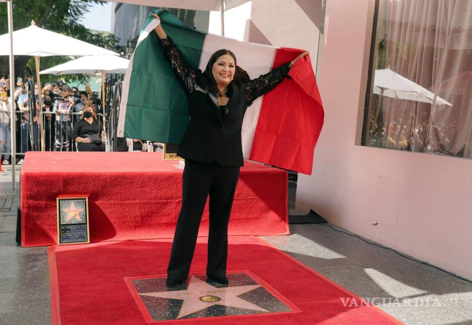 $!La cantante mexicana Ana Gabriel posa con la bandera de México junto a su estrella en el Paseo de la Fama de Hollywood en Los Angeles. AP/Chris Pizzello